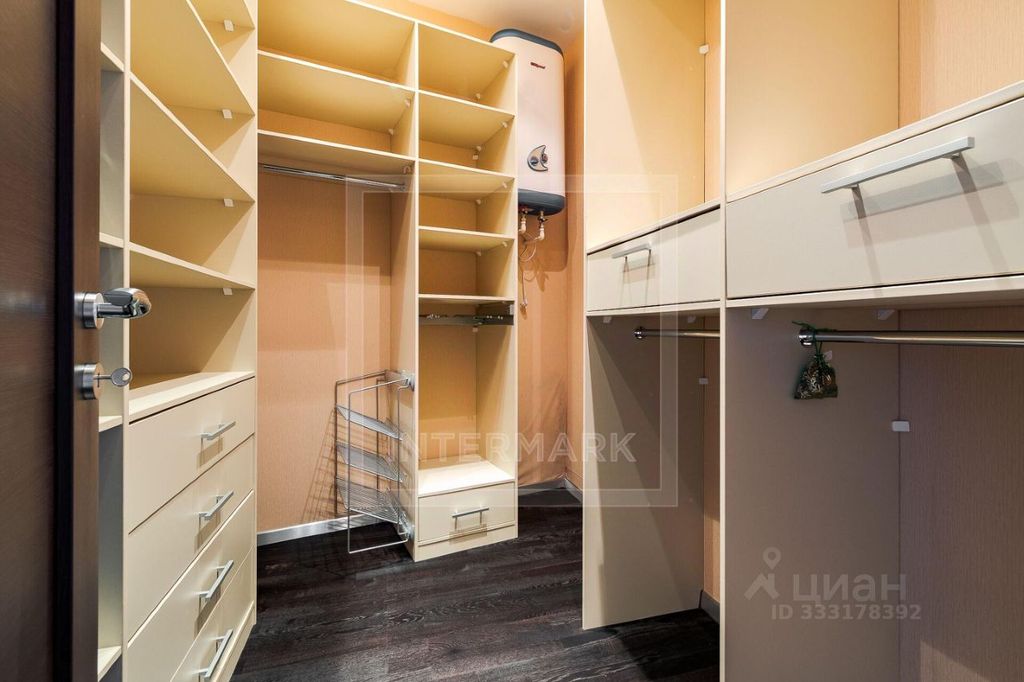 m. Oktyabrskaya: Apartment, 3-rooms