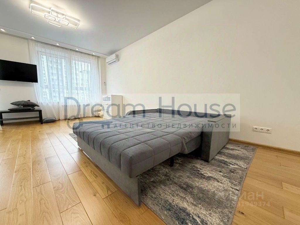 m. Lukhmanovskaya: Apartment, studio
