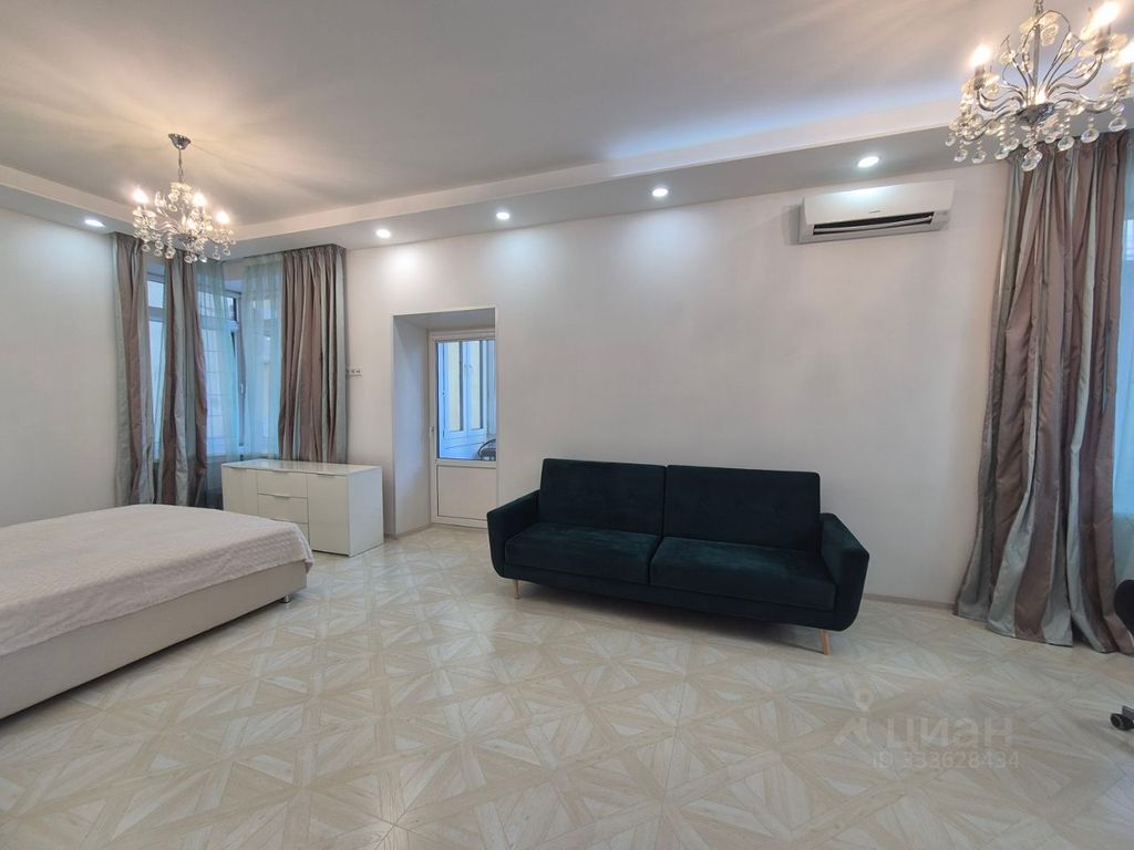 m. Teatralnaya: Apartment, 2-rooms