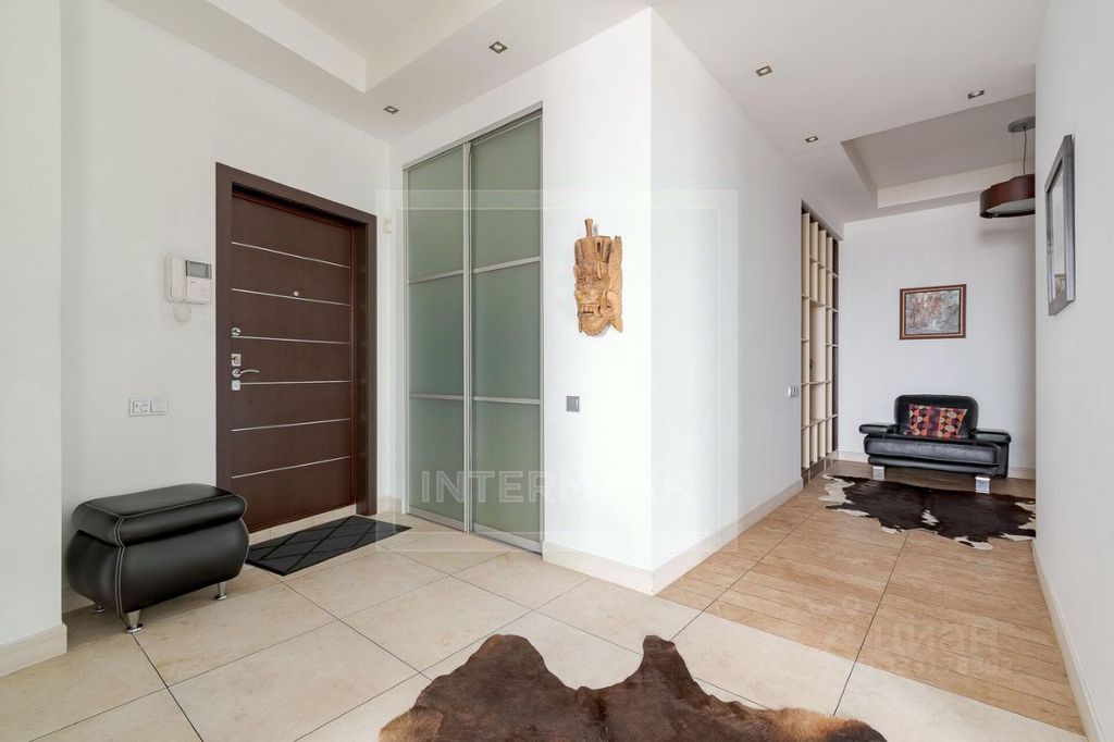 m. Oktyabrskaya: Apartment, 3-rooms