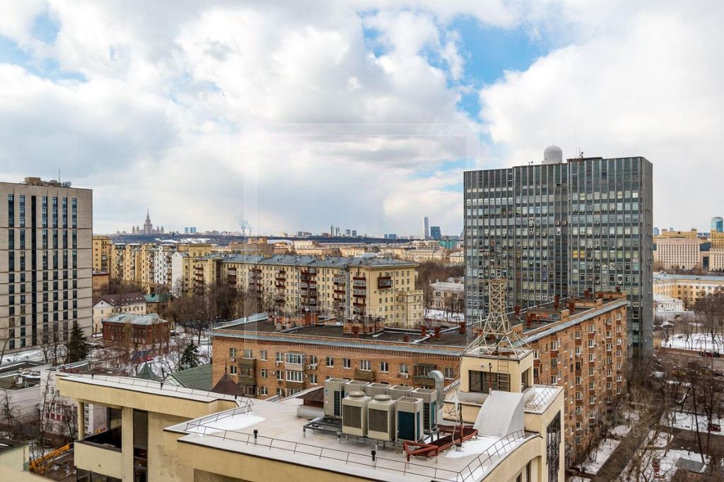 m. Oktyabrskaya: Apartment, 3-rooms