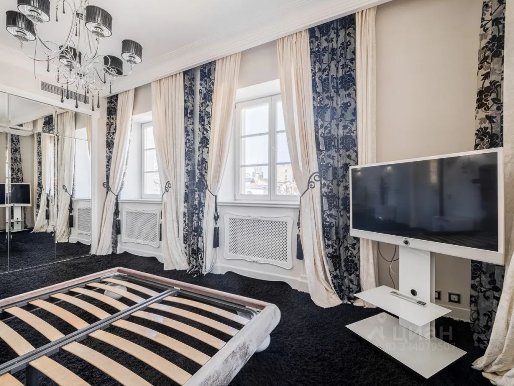 m. Kropotkinskaya: Apartment, 4-rooms