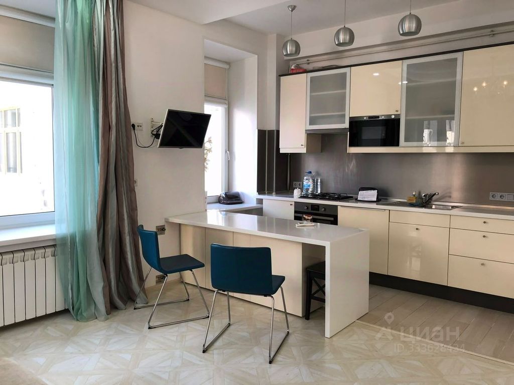 m. Teatralnaya: Apartment, 2-rooms