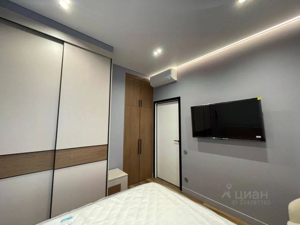 m. ZIL: Apartment, 2-rooms