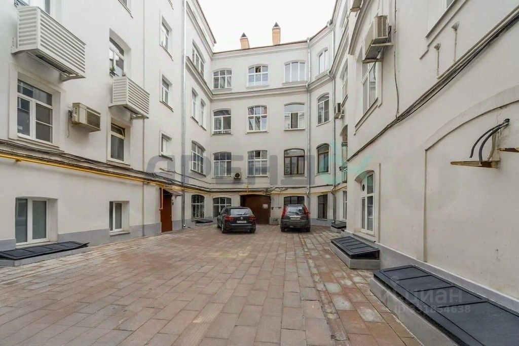 m. Kuznetsky most: Apartment, 3-rooms