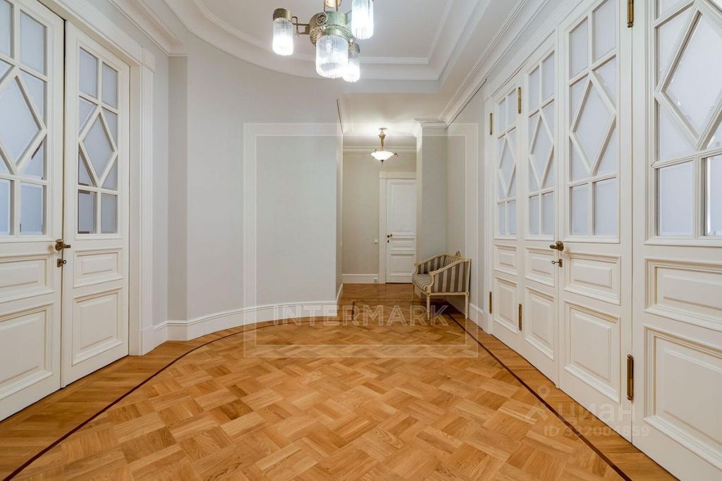 m. Kropotkinskaya: Apartment, 4-rooms