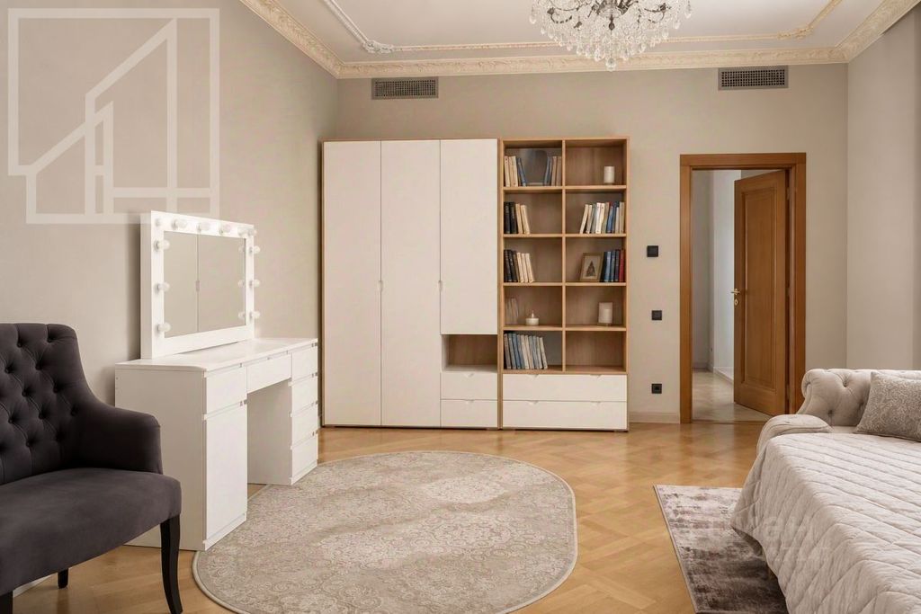m. Kropotkinskaya: Apartment, 5-rooms