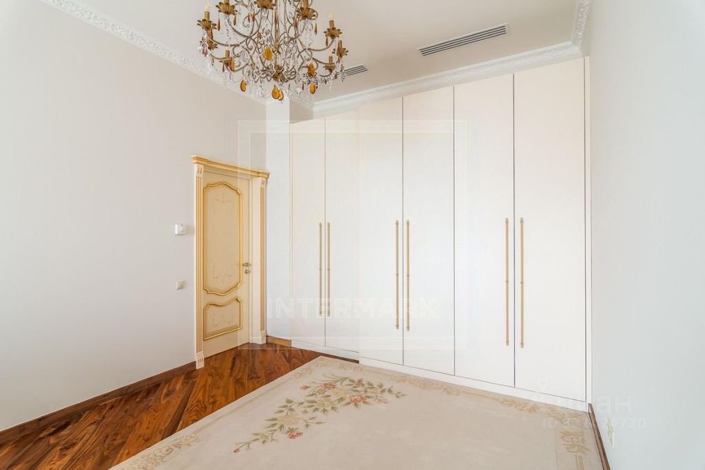 m. Oktyabrskaya: Apartment, 6-rooms