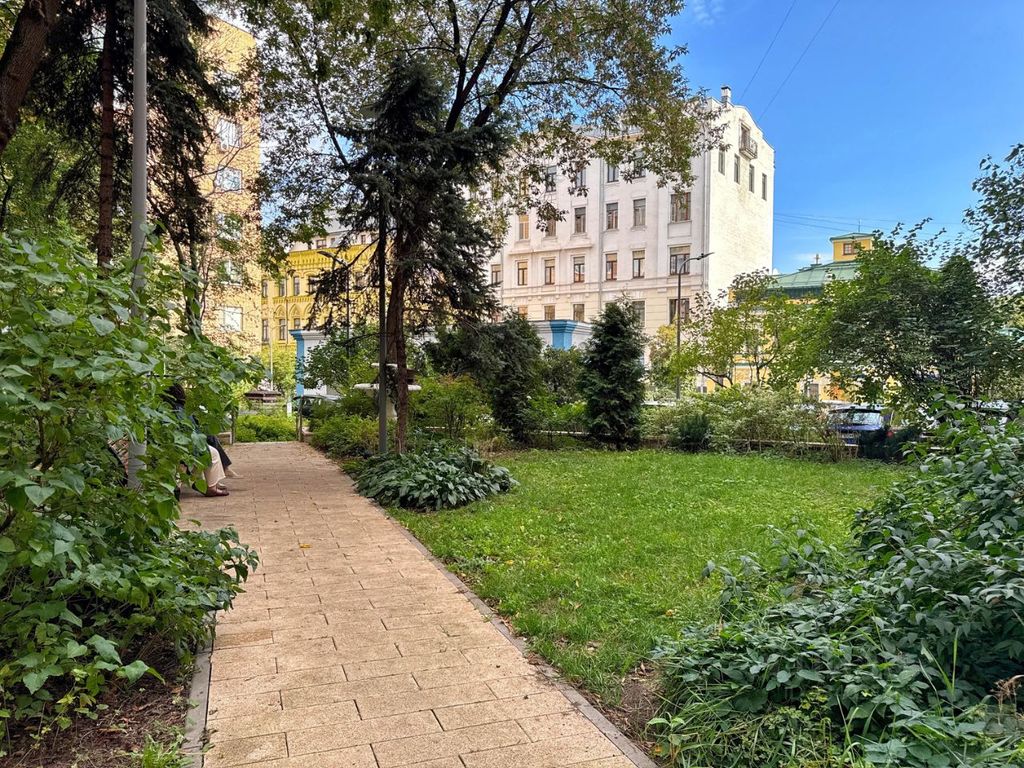 m. Kropotkinskaya: Apartment, 2-rooms