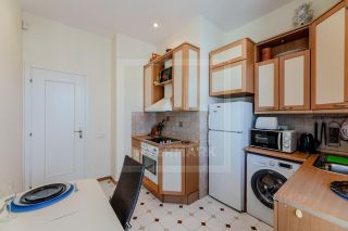m. Teatralnaya: Apartment, 3-rooms