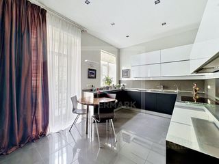 m. Okhotny ryad: Apartment, 5-rooms