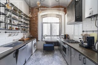 m. Kuznetsky most: Apartment, 3-rooms