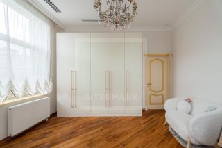 m. Oktyabrskaya: Apartment, 6-rooms