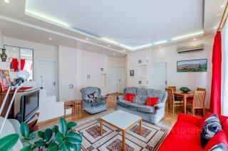 m. Teatralnaya: Apartment, 3-rooms