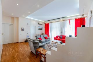 m. Teatralnaya: Apartment, 3-rooms