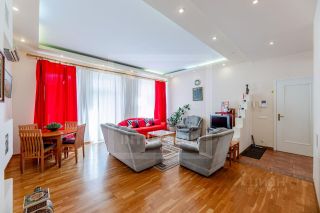 m. Teatralnaya: Apartment, 3-rooms