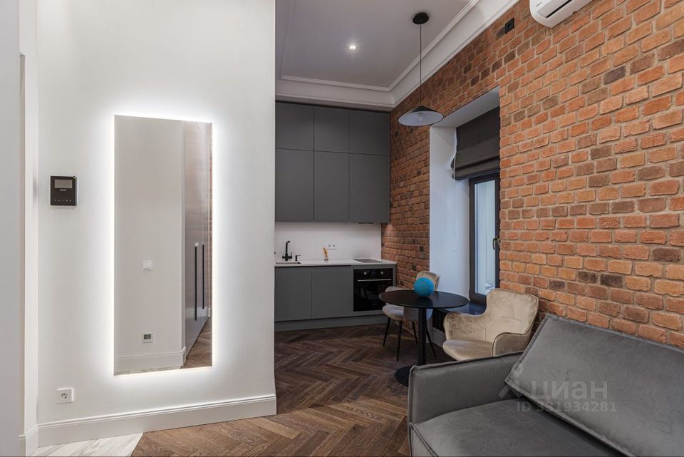 m. Kuznetsky most: Apartment, studio