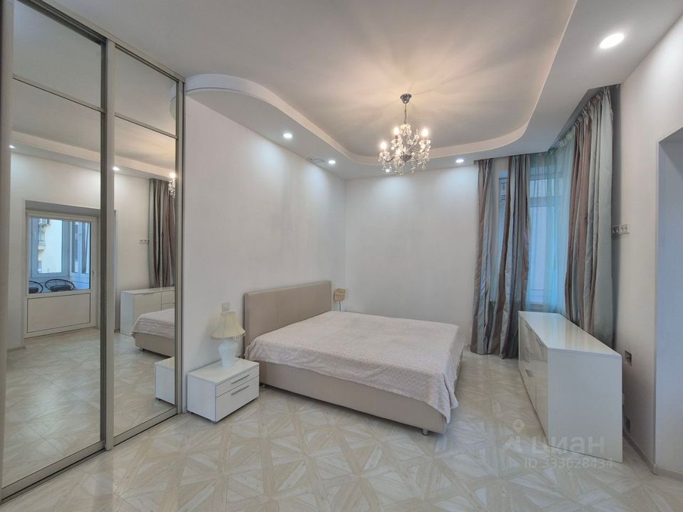 m. Teatralnaya: Apartment, 2-rooms