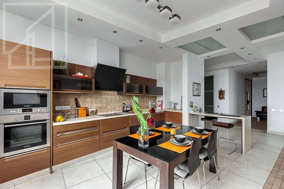 m. Oktyabrskaya: Apartment, 3-rooms