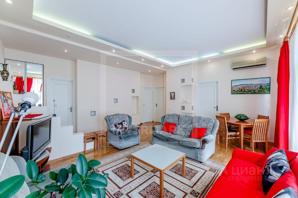 m. Teatralnaya: Apartment, 3-rooms